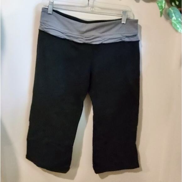 Lululemon Athletica Black & Gray Reversible Cropped Leggings Size 10 - Picture 1 of 8
